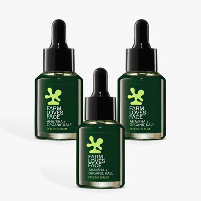 Drei dunkelgrüne Tropfflaschen mit der Aufschrift „Farm Loves Face AHA/BHA + Bio-Grünkohl Peeling Serum“ sind vor weißem Hintergrund angeordnet. Das Serum ist mit einem hellgrünen Logo und Text versehen, die für einen frischen, sauberen Look sorgen.