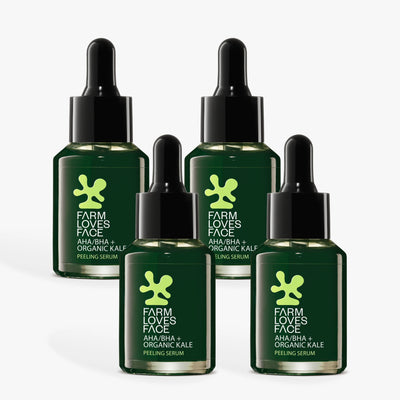 Vor einem weißen Hintergrund sind vier dunkelgrüne Glasflaschen mit der Aufschrift „Farm Loves Face AHA/BHA + Bio-Grünkohl Peeling Serum“ mit schwarzen Tropfkappen und einem hellgrünen Logo angeordnet.
