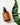Eine braune Flasche mit der Aufschrift „Farm Loves Face AHA/PHA + Bio-Aloe Vera Reinigungsgel“ steht auf einer weißen Oberfläche neben frischen, taufrischen Aloe Vera-Blättern und betont so die erfrischende Reinigungskraft.