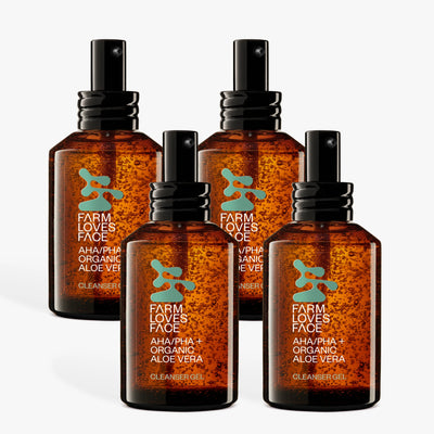 Vier bernsteinfarbene Flaschen Farm Loves Face AHA/PHA + Bio-Aloe Vera Reinigungsgel mit Pumpverschluss sind in zwei Reihen angeordnet. Die Etiketten betonen die sanfte Reinigung mit AHA, PHA und Bio-Aloe Vera für effektive Hautpflege.