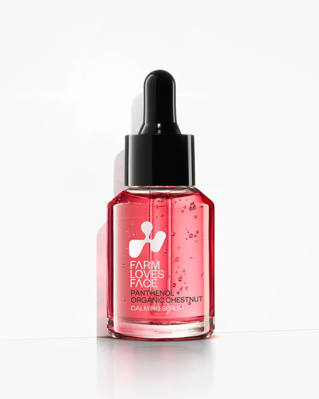 Auf einem weißen Hintergrund steht eine Tropfflasche aus klarem Glas, gefüllt mit rosa Serum und der Aufschrift „Farm Loves Face Panthenol + Bio-Kastanie Calming Serum“ – perfekt für empfindliche Haut.