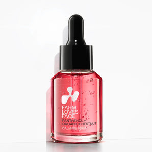 Auf einem weißen Hintergrund steht eine Tropfflasche aus klarem Glas, gefüllt mit rosa Serum und der Aufschrift „Farm Loves Face Panthenol + Bio-Kastanie Calming Serum“ – perfekt für empfindliche Haut.