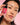 Eine Person mit taufrischer Haut hält vor einem hellrosa Hintergrund eine kleine Flasche Farm Loves Face Panthenol + Bio-Kastanie Calming Serum mit Tropfer vor ihr Gesicht – perfekt für empfindliche Haut.