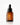Eine braune Tropfflasche aus Glas mit der Aufschrift „Farm Loves Face Vitamin C + Bio-Sanddorn Glow Serum“ steht aufrecht vor einem weißen Hintergrund und präsentiert ihre antioxidantienreiche Formel für strahlende Haut.