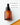 Bernsteinfarbene Tropfflasche mit Farm Loves Face Vitamin C + Bio-Sanddorn Glow Serum auf weißem Hintergrund, mit deutschem Text, der „Antioxidantien“, „ebenmäßiger Hautton“ und „vegan & parfümfrei“ hervorhebt.