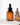 Eine braune Tropfflasche aus Glas mit der Aufschrift „Farm Loves Face Vitamin C + Bio-Sanddorn Glow Serum“ steht auf einer weißen Fläche und wirft einen Schatten nach hinten. Vollgepackt mit Antioxidantien strahlt dieses Serum Vitalität aus.