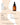 Abgebildet ist eine braune Tropfflasche mit der Aufschrift „Farm Loves Face Vitamin C + Bio-Sanddorn Glow Serum“ und deutschem Text: 80 % sahen sofort glattere, strahlendere Haut; 90 % bemerkten nach 14 Tagen mehr Feuchtigkeit und Elastizität; verbesserten, gleichmäßigen Teint nach 21 Tagen.