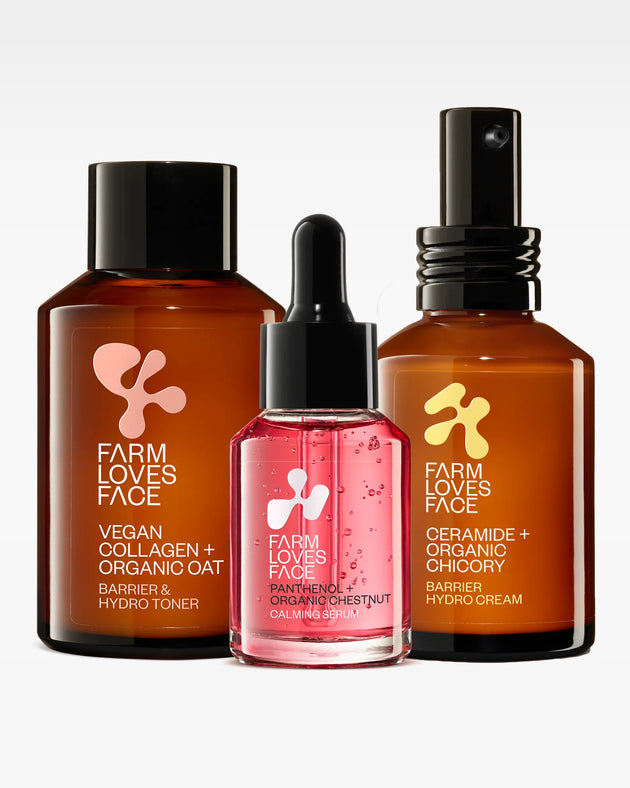 Das Barriere Sparset von Farm Loves Face beinhaltet einen braunen „Vegan Collagen + Organic Oat Barrier & Hydro Toner“, eine rosa Serum-Tropfflasche und eine „Ceramide + Organic Chicory Barrier Hydro Cream“.