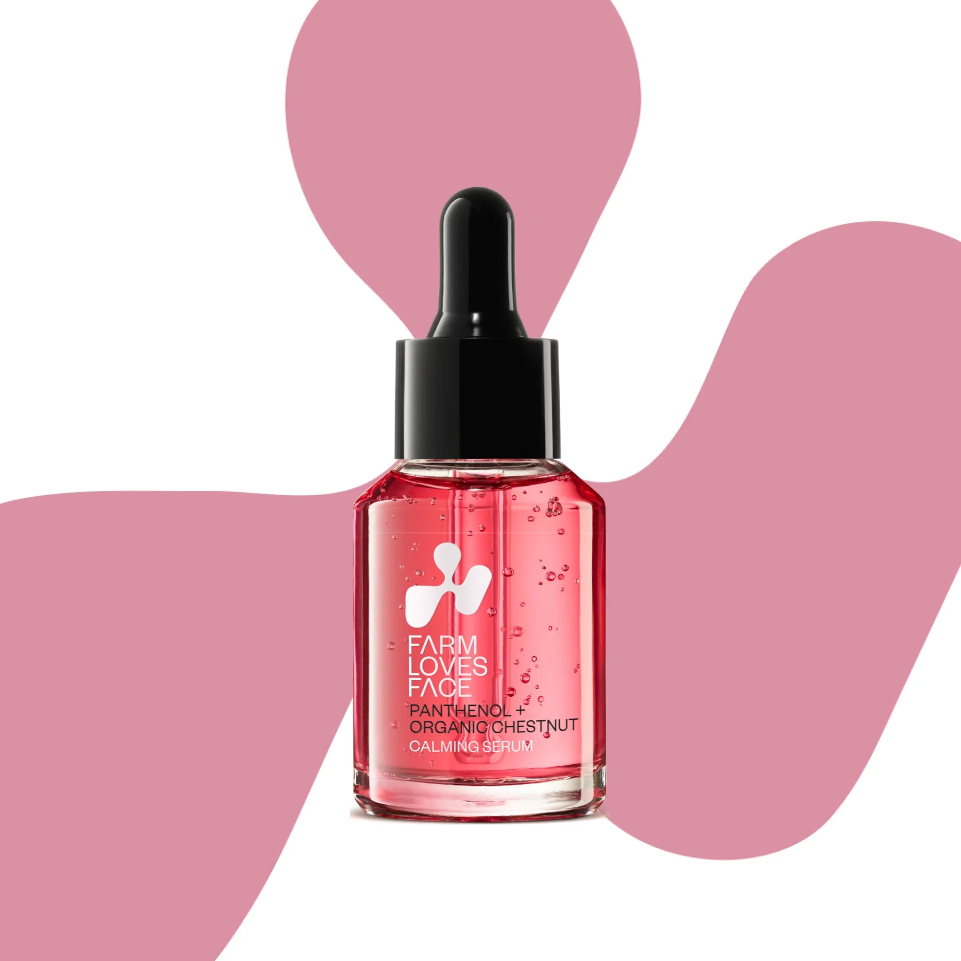 Eine Glastropfflasche mit rosa Serum und der Aufschrift „Farm Loves Face Panthenol + Orange Chestnut Calming Serum“ ist vor einem weißen Hintergrund mit abstrakten rosa Formen abgebildet.
