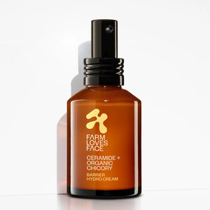 Eine braune Glasflasche mit einer schwarzen Pumpe und der Aufschrift „Farm Loves Face Ceramide + Bio-Chicoree Barriere Hydro Creme“ steht auf einer weißen Oberfläche, perfekt zum Schutz der Hautbarriere, vor einem hellen Hintergrund.
