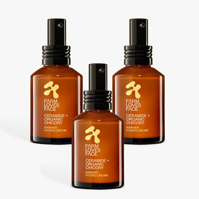Drei braune Glasflaschen mit schwarzen Pumpen und der Aufschrift „Farm Loves Face Ceramide + Bio-Chicoree Barriere Hydro Creme“ werden auf weißem Hintergrund präsentiert, um Ihre Hautbarriere zu unterstützen.
