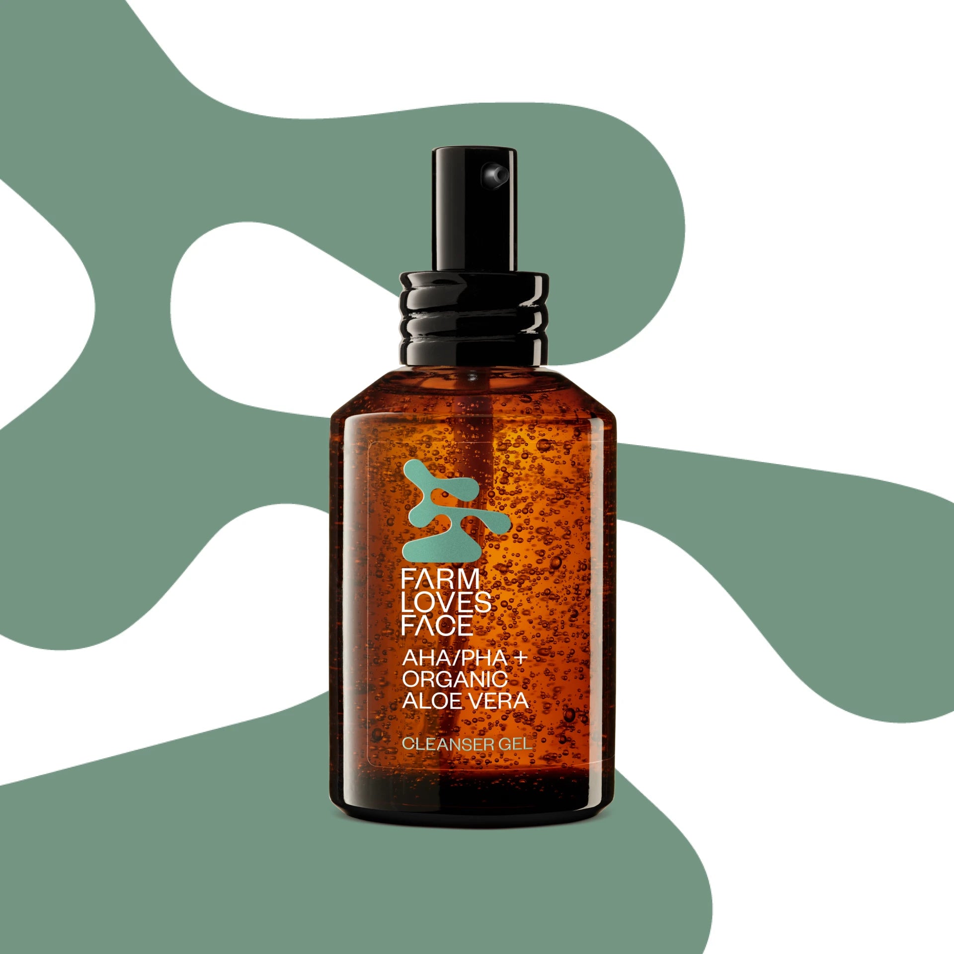 Vor einem abstrakten grün-weißen Hintergrund ist eine braune Flasche mit der Aufschrift „Farm Loves Face AHA/PHA + Organic Aloe Vera Cleanser Gel“ zu sehen.
