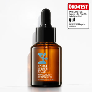 Eine braune Tropfflasche aus Glas mit der Aufschrift „Farm Loves Face Hyaluron + Bio-Feige 72h Hydro Serum“ steht auf einer weißen Fläche und präsentiert dieses Feuchtigkeitsserum für Tiefenhydratation. In der oberen rechten Ecke befindet sich ein ÖKO-TEST-Siegel.