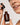 Eine Person hält eine braune Tropfflasche aus Glas mit der Aufschrift „Farm Loves Face Hyaluron + Bio-Feige 72h Hydro Serum“ in die Nähe ihres Gesichts, wobei sich die Pipette über der offenen Flasche befindet und dieses Feuchtigkeitsserum für Tiefenhydratation vor einem hellen Hintergrund hervorhebt.