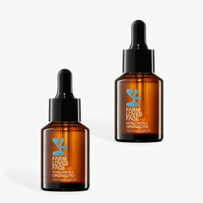 Auf weißem Hintergrund sind zwei braune Tropfflaschen Farm Loves Face Hyaluron + Bio-Feige 72h Hydro Serum mit schwarzem Verschluss und hellblauem Etikettendesign abgebildet.