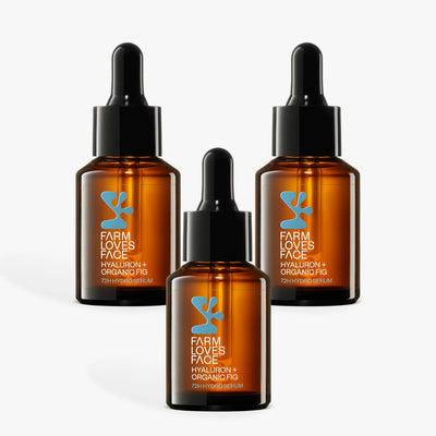 Drei bernsteinfarbene Tropfflaschen aus Farm Loves Face Hyaluron + Bio-Feige 72h Hydro Serum, beschrieben als luxuriöses Feuchtigkeitsserum für Tiefenhydration, sind ordentlich aufrecht vor einem weißen Hintergrund angeordnet.