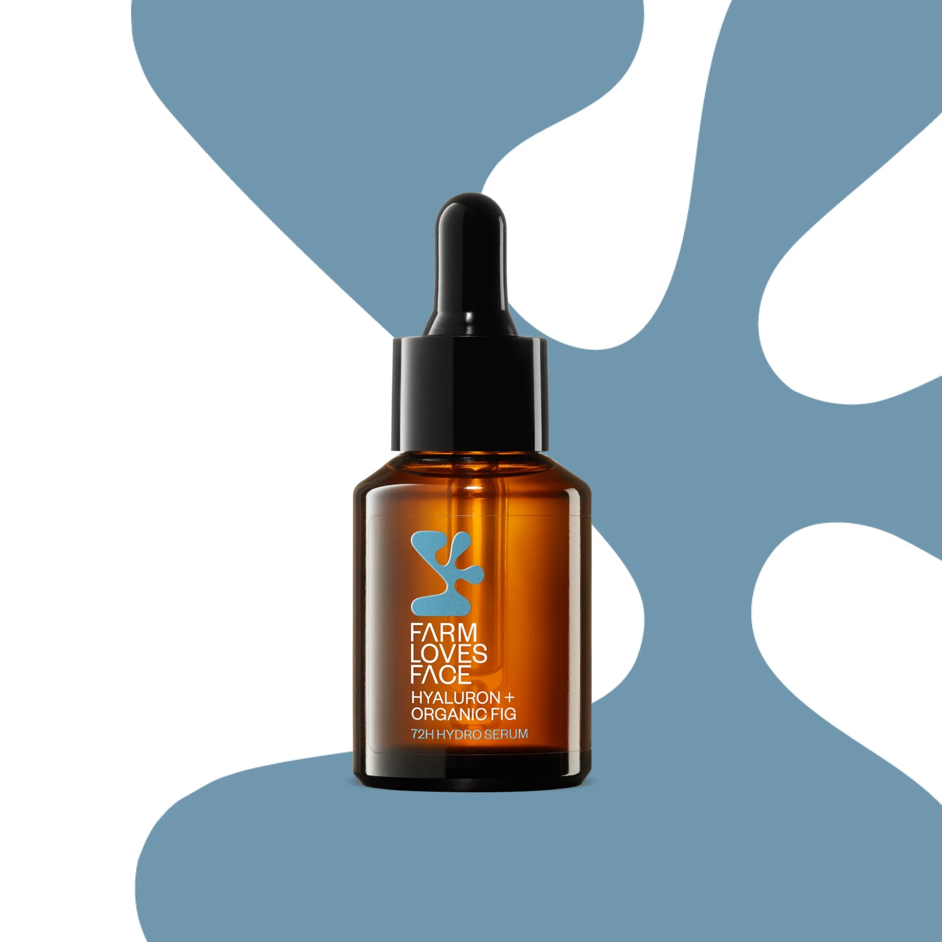 Eine braune Tropfflasche aus Glas mit der Aufschrift „Farm Loves Face Hyaluron + Organic Fig 72H Hybrid Serum“ ist auf einem abstrakten blau-weißen Hintergrund mit organischen Formen zentriert.