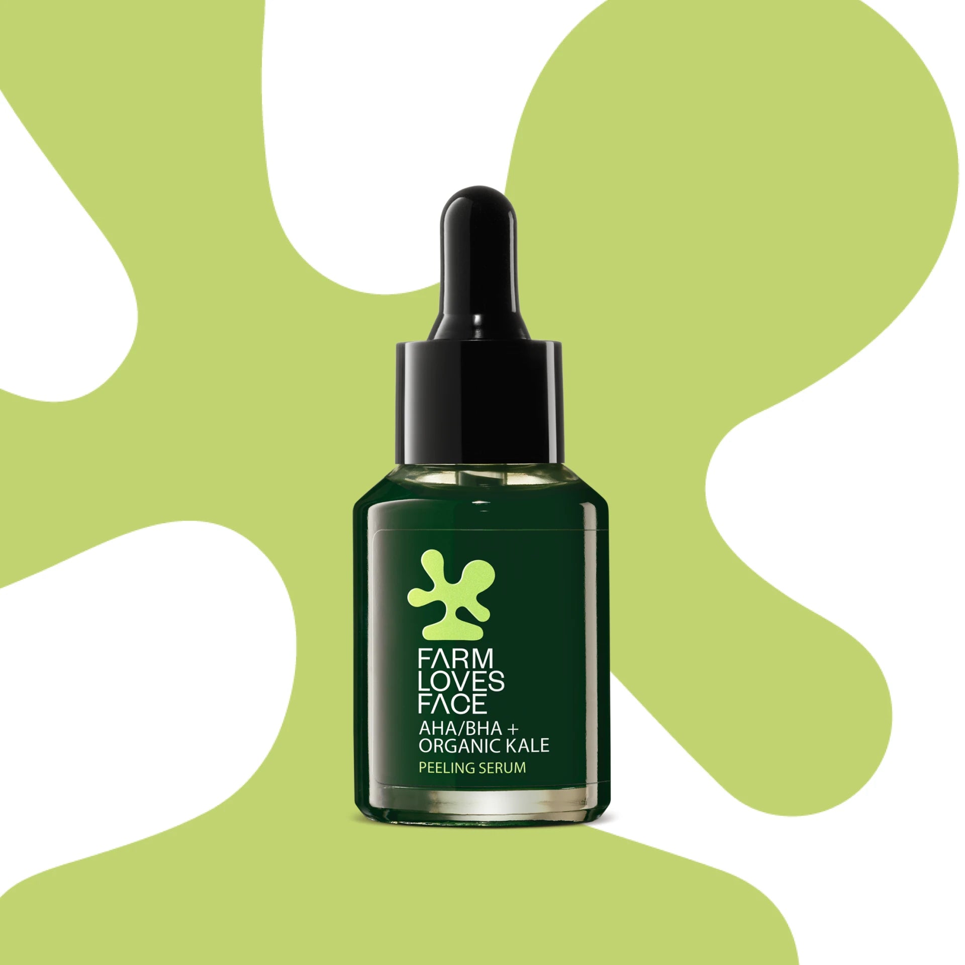 Eine dunkelgrüne Tropfflasche mit der Aufschrift „Farm Loves Face AHA/BHA + Organic Kale Peeling Serum“ ist auf einem hellgrünen Hintergrund mit abstrakten dunkelgrünen Formen zentriert.