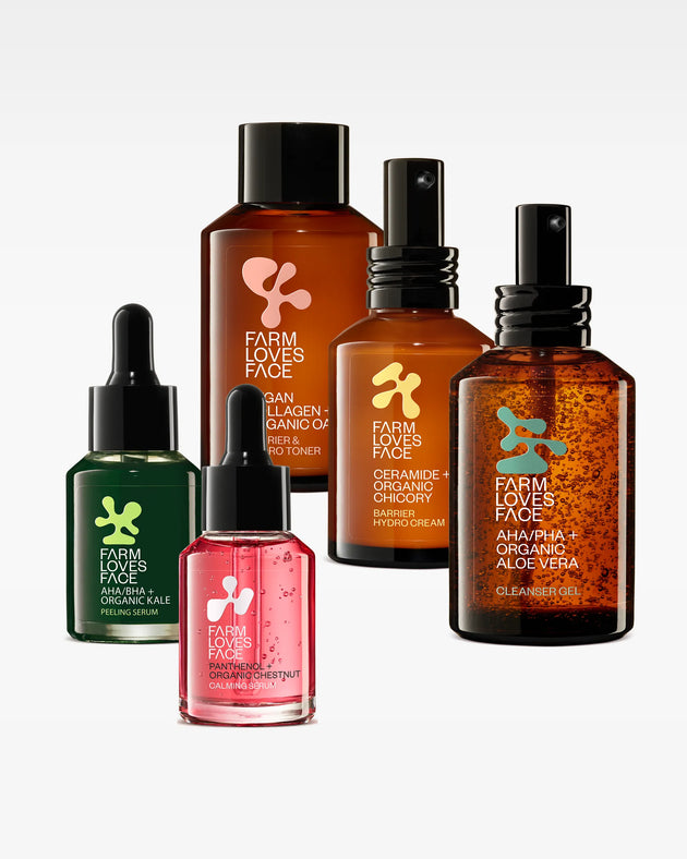 Fünf Flaschen des Hautpflegesets „Abendroutine Sparset“ von Farm Loves Face in verschiedenen Farben und Größen, einschließlich Peeling-Serum, Toner, Feuchtigkeitscreme und Reinigungsgel für sanfte Reinigung und tiefe Feuchtigkeitsversorgung, präsentiert auf einem weißen Hintergrund.