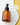 Eine braune Glasflasche aus dem „Abendroutine Sparset“ von Farm Loves Face mit schwarzer Pumpe, dargestellt auf einem weiß-gelben Hintergrund. Deutscher Text hebt sanfte Reinigung, Tiefenhydration, vegane Formel und starke Hautbarriere hervor.