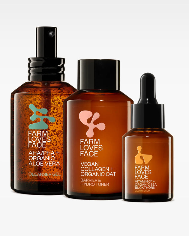 Das Glow Sparset von Farm Loves Face enthält drei Braunglasflaschen: ein Reinigungsgel mit Pumpfunktion, ein Tonerspray und ein Vitamin C Glow Serum mit Pipette. Jede Flasche ist mit einem auffälligen weißen Text und einem abstrakten farbigen Logo versehen und somit das perfekte Hautpflegeset.
