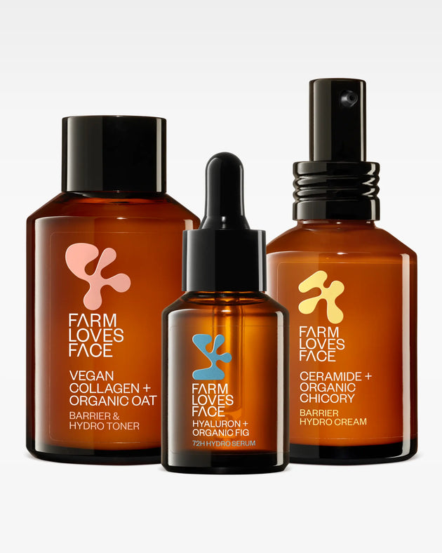 Das Farm Loves Face Hydro Sparset enthält drei bernsteinfarbene Flaschen – Toner, Serum und Creme – für intensive Feuchtigkeit und ein frisches Hautgefühl. Jedes Etikett ist mit weißem und pastellfarbenem Text auf weißem Hintergrund versehen.