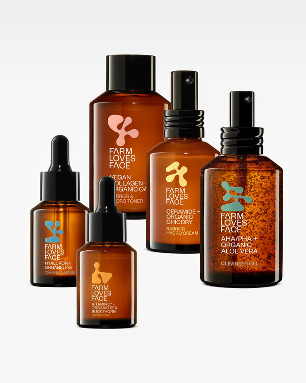 Fünf bernsteinfarbene Glasflaschen und Gläser mit schwarzen Deckeln von Farm Loves Face mit der Aufschrift „Morgenroutine Sparset“, präsentiert auf einem schlichten weißen Hintergrund für effektive Hautpflege.