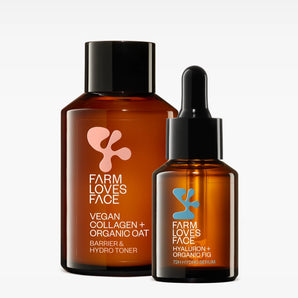 Zwei Braunglasflaschen aus dem Hyper Hydration Sparset von Farm Loves Face ruhen auf weißem Grund: eine ist ein Toner mit Schraubverschluss, die andere ein Serum mit Tropfer, beide mit minimalistischen rosa und orangen Etiketten.